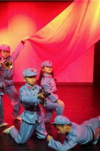 银都艺校小艺员专业排练《红旗颂》纪念毛泽东诞辰120周年。