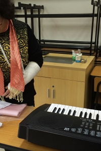 龚之华老师轻伤不下火线，坚持上课