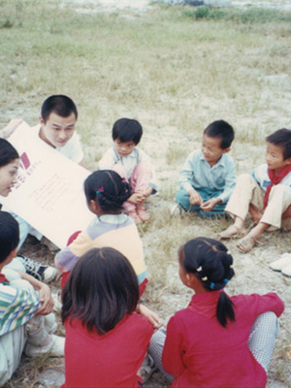 98赈灾银都艺员赴灾区慰问