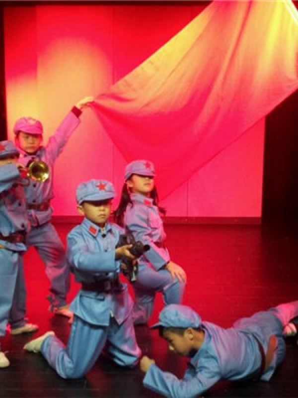银都艺校小艺员专业排练《红旗颂》纪念毛泽东诞辰120周年。