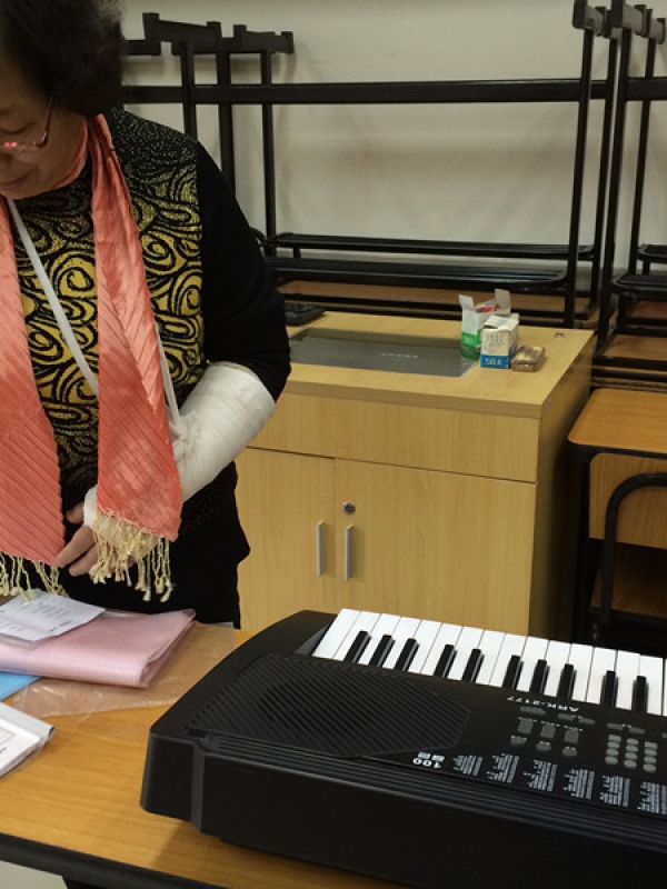 龚之华老师轻伤不下火线，坚持上课