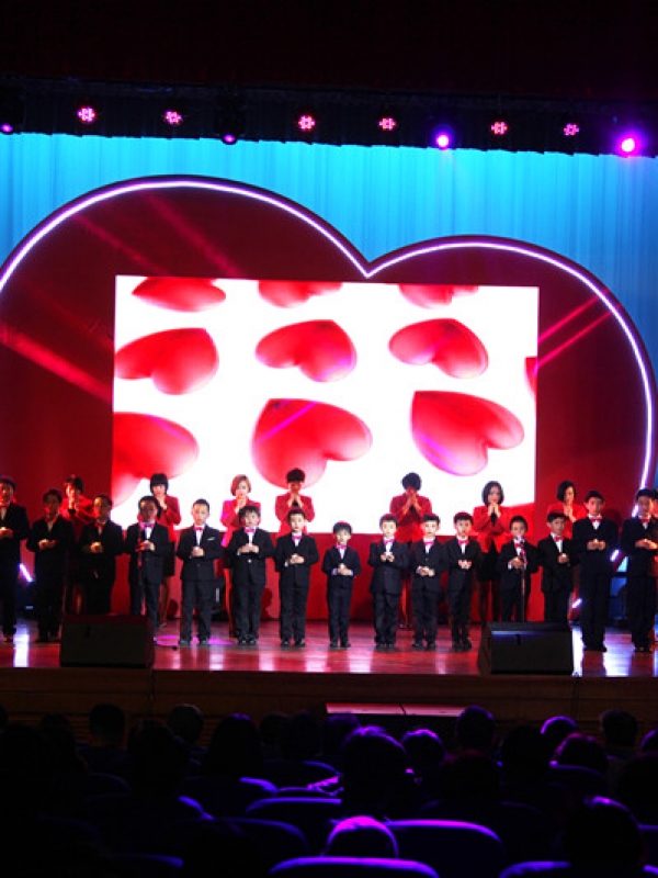 浦江童声合唱团参加“蓝天下的至爱”慈善晚会演出